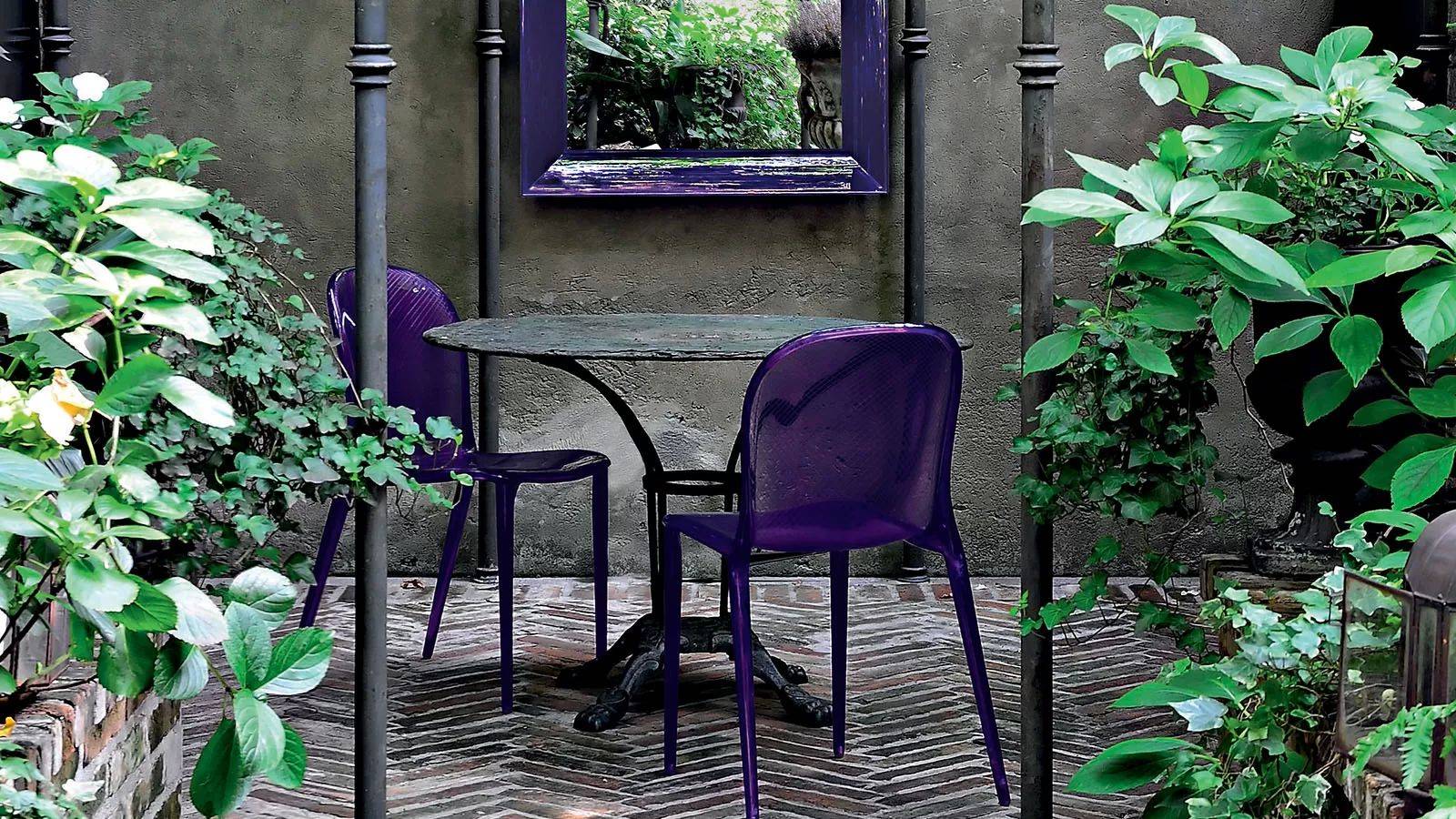 Chaises Kartell violettes 